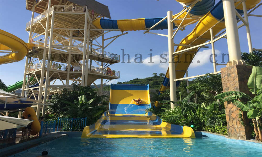 如何进行水上乐园设备的包围防护设施检查？