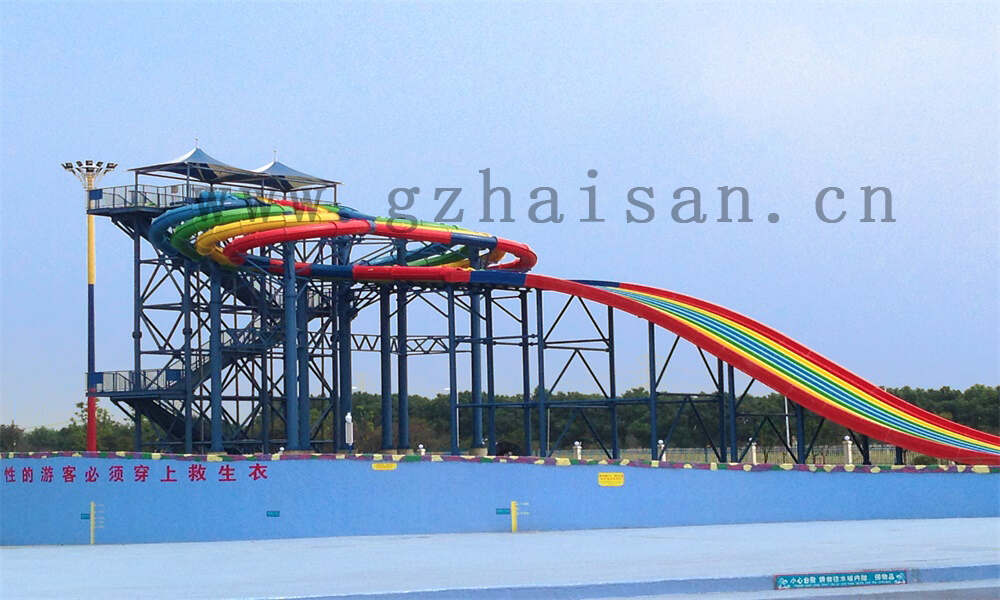 水上乐园设施狂欢，畅享激情盛夏